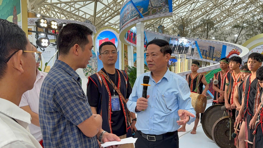 Chủ tịch UBND tỉnh Phạm Anh Tuấn (thứ 4 từ trái sang) tham quan không gian trưng bày của tỉnh Gia Lai. Ảnh: Thành Hưng 2.jpg