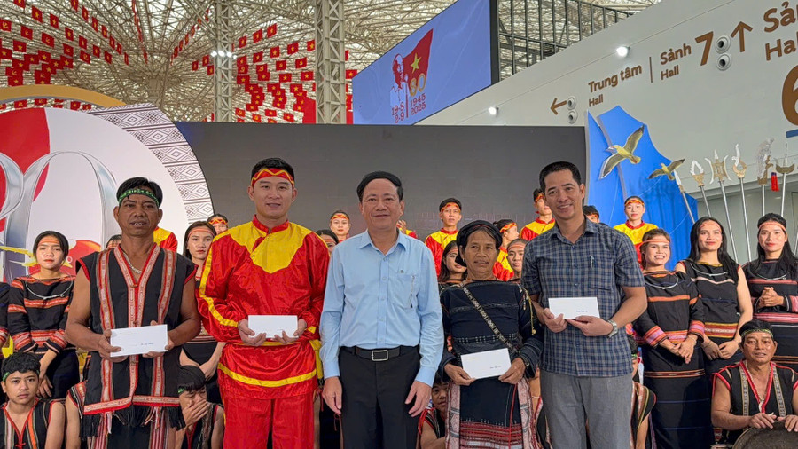 Chủ tịch UBND tỉnh Phạm Anh Tuấn (hàng trước, thứ 3 từ phải sang) tặng quà cho các nghệ nhân, thành viên đoàn Gia Lai tham gia triển lãm. Ảnh: Thành Hưng 1.jpg
