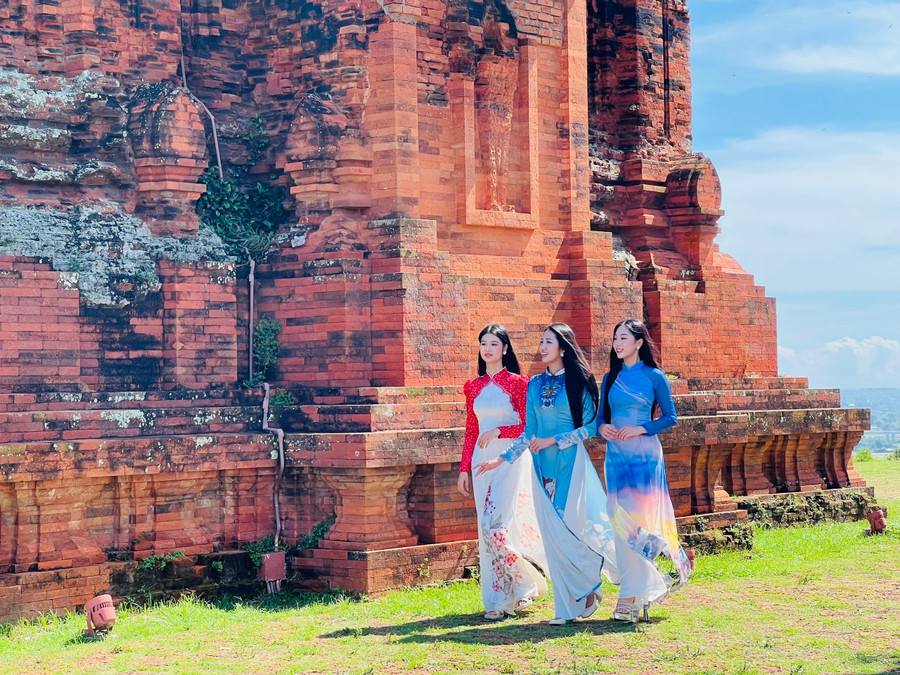 Hoa hậu Việt Nam 2024 Hà Trúc Linh (ở giữa) cùng top 5 Hoa hậu Việt Nam: Phạm Thùy Dương (bìa phải), Hồ Ngọc Phương Linh tham gia hoạt động quảng bá địa danh tháp Bánh Ít. Ảnh: Phan Lài 238aaee95a26aeac63aea1d4129692a5.jpg