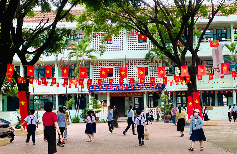 Sân trường rộn rã trong ngày tựu trường. Ảnh: Trần Dung 43b7c66d1d0b9655cf1a.jpg