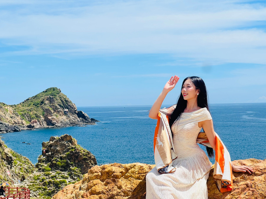 Top 5 Hoa hậu Việt Nam năm 2024, Đại sứ du lịch và môi trường Phạm Thùy Dương chụp hình, quảng bá hình ảnh địa danh Eo Gió. Ảnh: Phan Lài 4d6b4a32de35df0e08dc7e2511104603.jpg