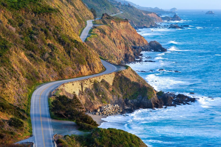Đường cao tốc Bờ biển Thái Bình Dương của California, còn được gọi là đường cao tốc 1, là một trong những cung đường lái xe nổi tiếng nhất nước Mỹ, kéo dài từ San Diego đến San Francisco và xa hơn nữa. ẢNH: GETTY
