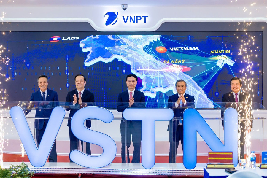 Các đại biểu ấn nút khai trương tuyến cáp VSTN chiều 4/8. Các đại biểu ấn nút khai trương tuyến cáp VSTN chiều 4/8.