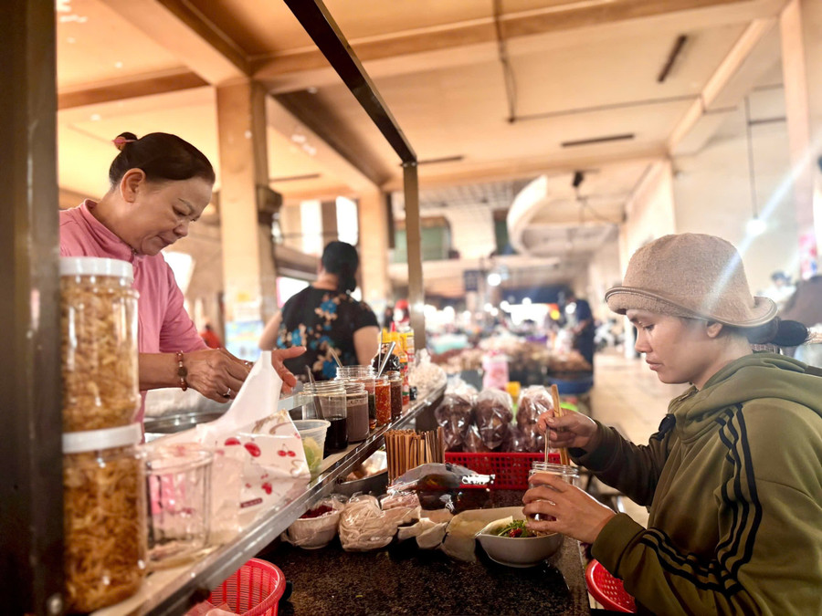 Bà Nguyễn Thị Được đang làm đồ ăn cho khách. Ảnh: TUỆ NGUYÊN ba-nguyen-thi-duoc-dang-lam-do-an-cho-khach-anh-thai-binh-4.jpg