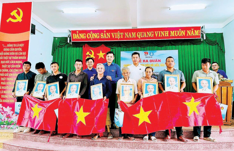 Tỉnh đoàn, Hội Sinh viên Việt Nam tỉnh Gia Lai tặng cờ Tổ quốc và ảnh Bác Hồ cho người dân xã đảo Nhơn Châu. Ảnh: Trương Trang bg1-1.jpg
