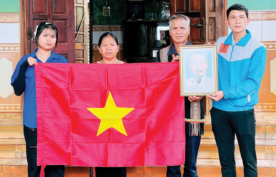 Đoàn xã Ia Pnôn tặng cờ Tổ quốc và ảnh Bác Hồ cho gia đình ông Rơ Lan Hlen (làng Ba, xã Ia Pnôn). Ảnh: Phan Lài bg9-2.jpg