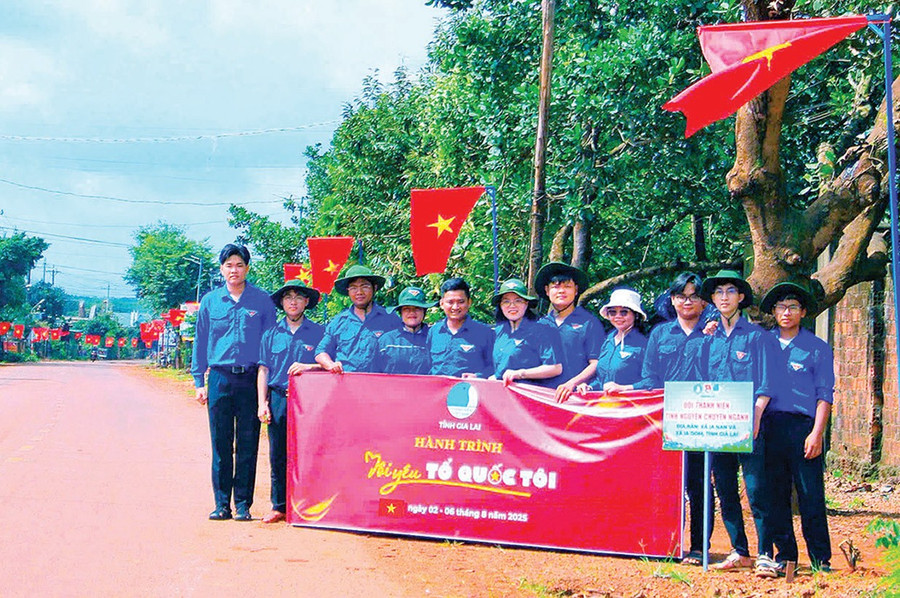 Hội Liên hiệp thanh niên Việt Nam tỉnh Gia Lai tổ chức hành trình “Tôi yêu Tổ quốc tôi”, thực hiện công trình thanh niên “Đường cờ Tổ quốc” tại xã biên giới Ia Nan và Ia Dom. Ảnh: Phan Lài bg9-3.jpg