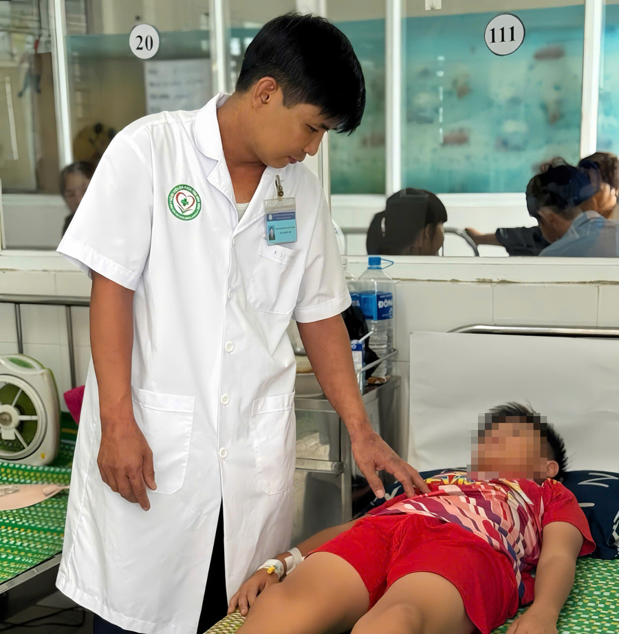 TS.BS Phan Xuân Cảnh thăm khám cho bệnh nhi. Ảnh: ĐVCC d5f4cecf277daf23f66c.jpg