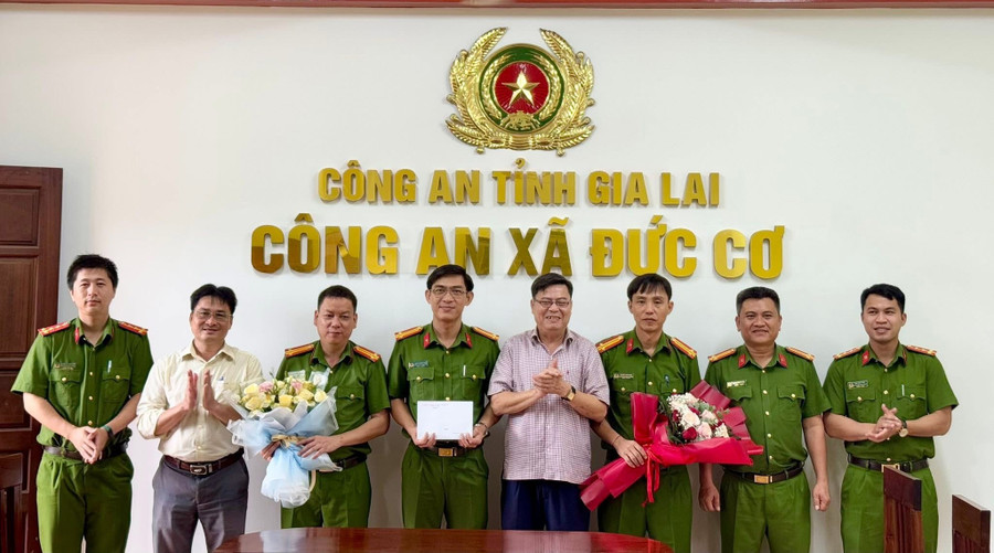 dang-uy-ubnd-xa-duc-co-da-bieu-duong-thanh-tich-cua-cong-an-xa-duc-co-anh-hoang-nam.jpg