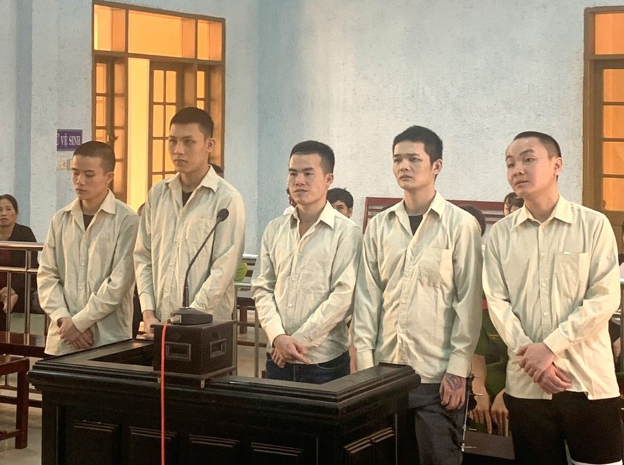 dung-bia-trai-va-chung-thu-3-tu-trai-qua-tai-phien-toa-so-tham-anh-ro-hok.jpg