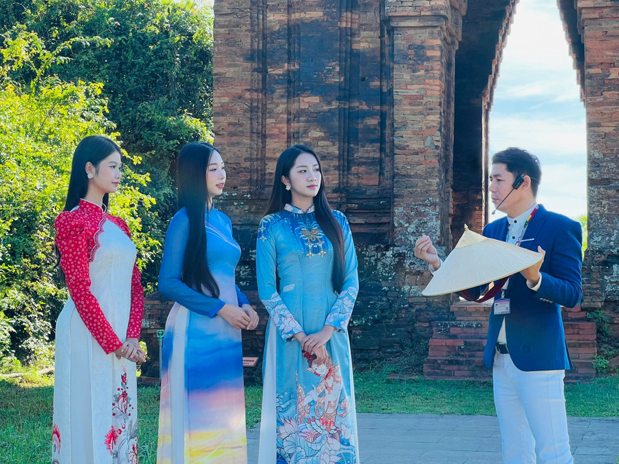 Hoa hậu Việt Nam 2024 Hà Trúc Linh (thứ 2 từ phải sang) cùng top 5 Hoa hậu Việt Nam: Phạm Thùy Dương (thứ 2 từ trái sang), Hồ Ngọc Phương Linh (bìa trái) tìm hiểu về nét văn hóa truyền thống của tỉnh Gia Lai. Ảnh: Phan Lài f88247c4bf56c4b559577fb4d57e3a03.jpg