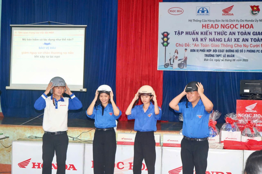 Đại diện Head Ngọc Hoa trực tiếp hướng dẫn học sinh cách đội mũ bảo hiểm đúng quy chuẩn, tư thế ngồi an toàn khi điều khiển mô tô, xe gắn máy. Ảnh: T.T gen-h-z6962509014455-a5b4971ad3f8bf66f7299154bd2e6cbb.jpg