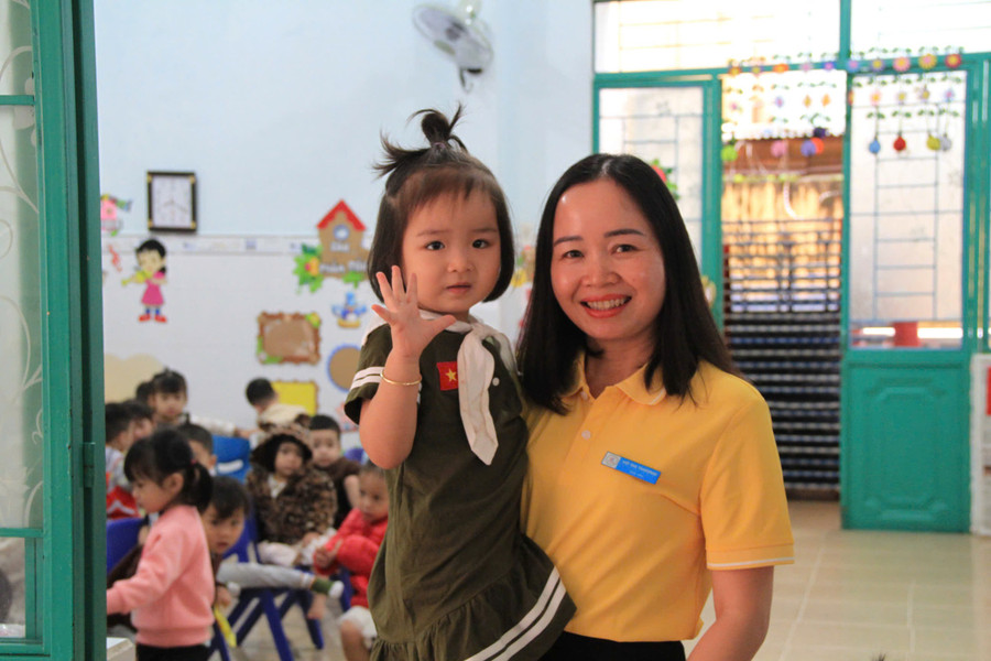 Giáo viên Trường Mầm non Hoa Hồng (phường Pleiku) đón trẻ trong ngày đầu đến lớp. Ảnh: Hoàng Hoài hhm.jpg