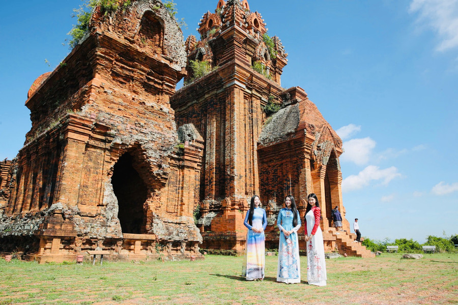 Các người đẹp bên tháp Chăm tại Gia Lai. Ảnh: Hồ Vĩnh img-5444.jpg