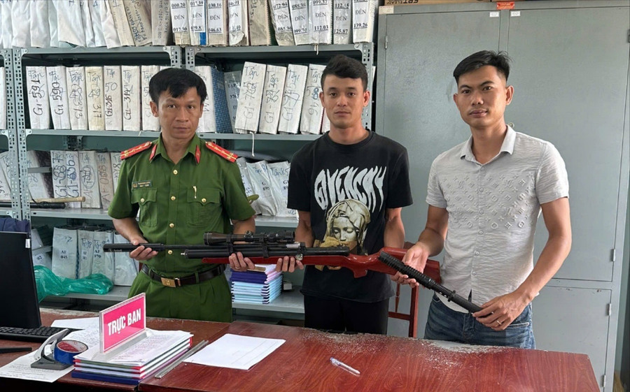 Anh Hiếu và anh Vương mang súng, dùi cui điện giao nộp tại trụ sở Công an xã. Ảnh: ĐVCC img-8320-7834.jpg
