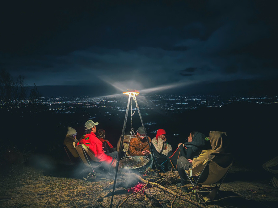Đỉnh Chư Nâm là điểm camping cực chill cho giới trẻ. Ảnh: Đoàn Lanh img-8474.jpg