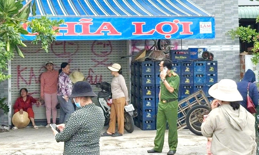 Lực lượng CA phường Quy Nhơn Đông có mặt tại hiện trường để đảm bảo tình hình an ninh trật tự. Ảnh: Công Luận luc-luong-cong-an-co-mat-tai-hien-truong.jpg