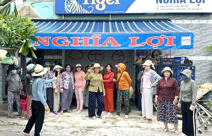 Người dân tập trung tại nhà bà N.T.K. để yêu cầu trả nợ hụi. Ảnh: Công Luận nguoi-dan-tap-trung-toi-nha-ba-khuong-1.jpg