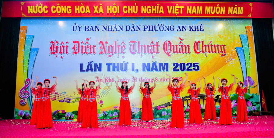 tiet-muc-dat-nuoc-loi-ru-cua-to-dan-pho-1-2-3-an-phu-phuong-an-khe-bieu-dien-tai-hoi-dien-nghe-thuat-quan-chung-anh-lac-ha.jpg