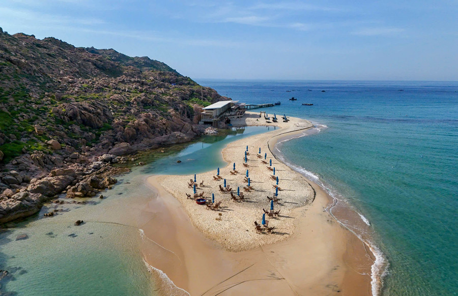 Theo những người làm du lịch ở địa phương, hiện trên đảo Hòn Khô chưa có nhiều dịch vụ để phục vụ du khách ngoài việc tham quan, tắm biển. Ảnh: Đoan Ngọc z6881435555597-ce7f2a90c2b5fc73aff8334e2dcffab1.jpg