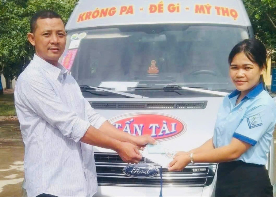 Nhà xe Tấn Tài tài trợ vé xe miễn phí tuyến Phú Thiện-Quy Nhơn trong suốt 4 năm học đại học cho em Siu H’Suyn. Ảnh: ĐVCC z6961314046120-221e2a20666ba96bc3c5ec87450e415c.jpg