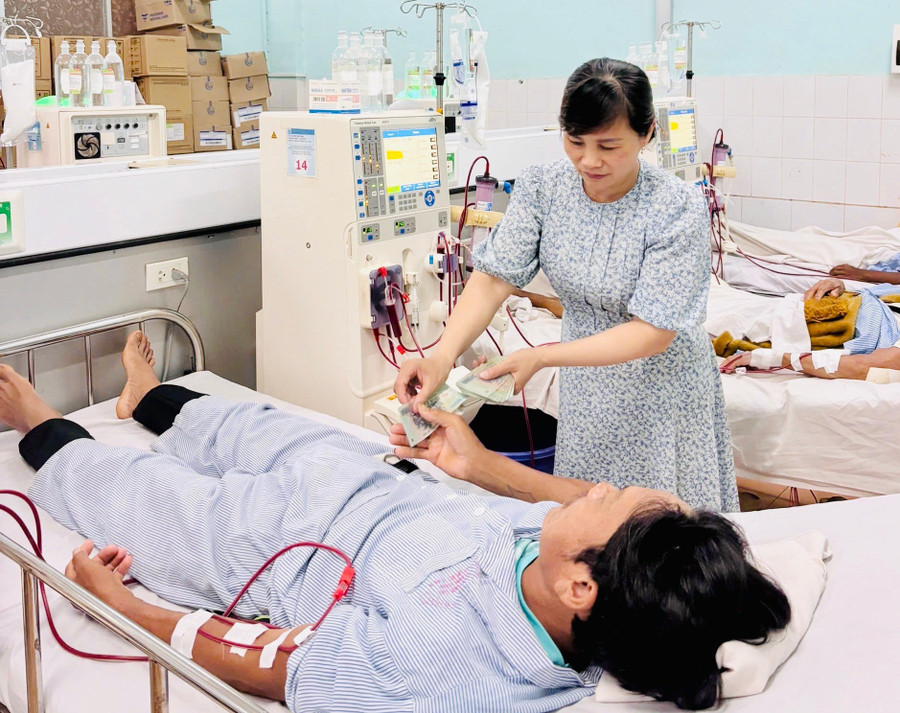 Điều dưỡng Nguyễn Thị Thanh Phương- Khoa Ngoại tổng hợp (Bệnh viện Đa khoa Gia Lai)- người được ủy quyền đã tiến hành trao quà đến bệnh nhân. Ảnh: Như Nguyện z6963668377981-2a08f06b10781698bf795a6a7f9c30e0.jpg
