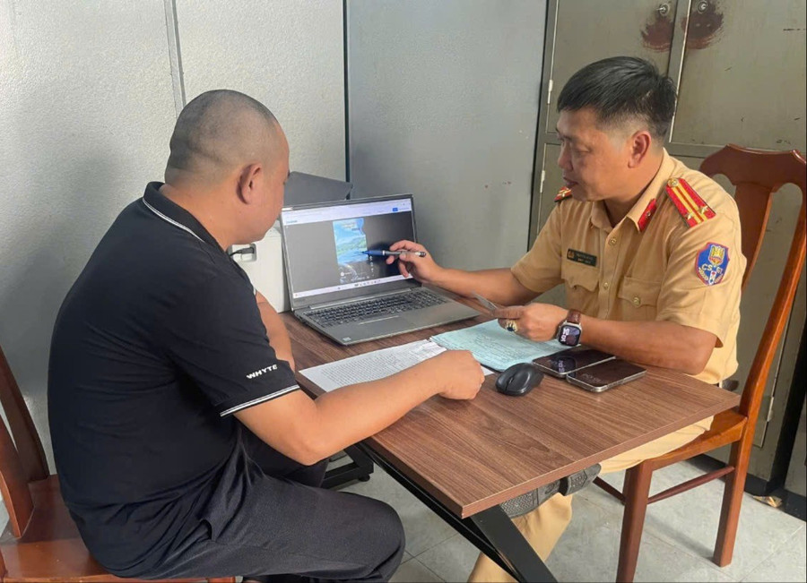 Tài xế Lê Huỳnh Chương tại cơ quan Công an. Ảnh: ĐVCC 1-5355.jpg