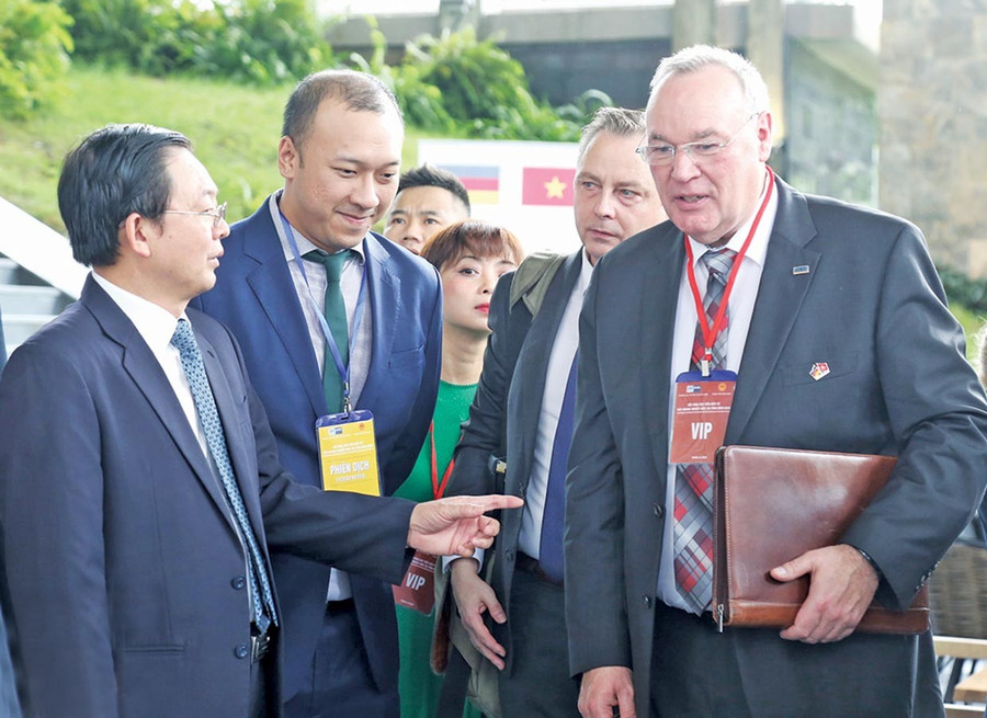 Các nhà đầu tư nước ngoài đến tìm hiểu môi trường đầu tư tại Gia Lai. Ảnh: T.SỸ 13-1-tiensy.jpg