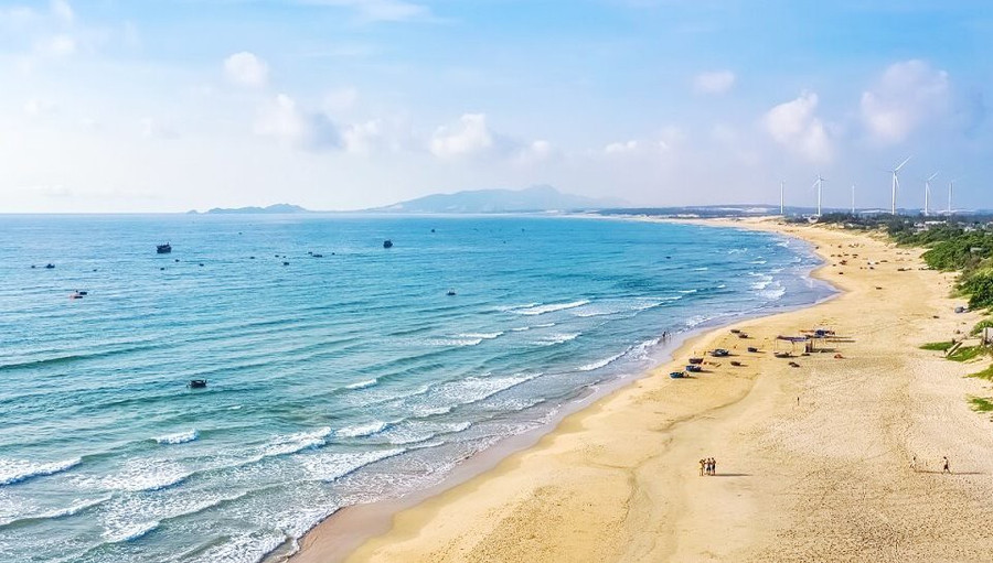 Xã Cát Tiến có bờ biển dài, nhiều bãi biển và đồi núi ven biển nguyên sơ, thơ mộng. Ảnh: M.N 15-2.jpg