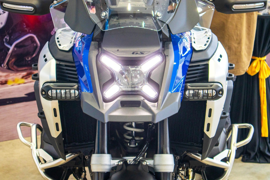 Đèn được thiết kế dạng chữ X. Ảnh: BMW Motorrad Việt Nam glo-1925-10.jpg