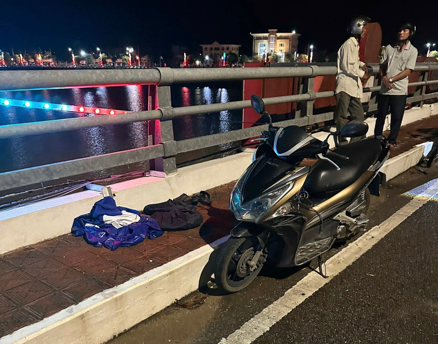 Xe máy, vật dụng của nạn nhân trên cầu Bồng Sơn vào thời điểm phát hiện sự việc. Ảnh: Người dân cung cấp 1.jpg