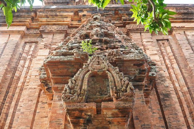 Vòm cửa giả được thiết kế hình mũi giáo vươn cao, tạo cảm giác uy nghi. . ẢNH: ĐỨC NHẬT