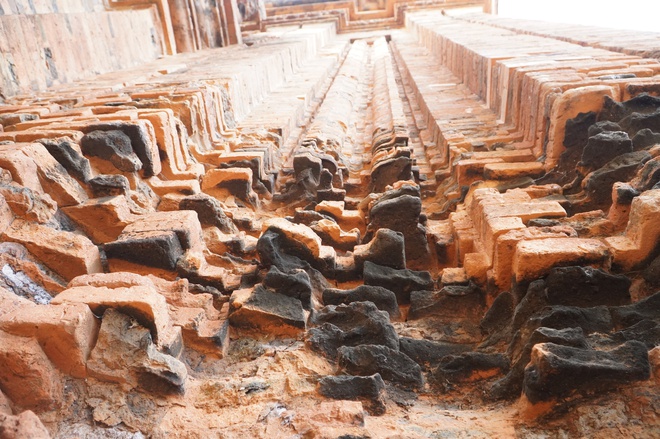 Dưới sự bào mòn của thời gian, ngọn tháp Chăm này cũng đã xuất hiện một số hư hại. . ẢNH: ĐỨC NHẬT