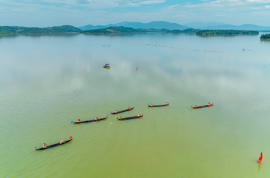 Hội đua thuyền độc mộc trên sông Pô Kô. Ảnh: P.Q 20-1.jpg