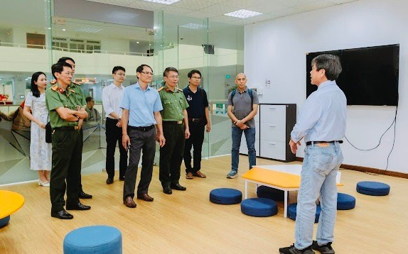 Các đại biểu tham quan phòng lab của Trường Đại học FPT tại Gia Lai. Ảnh: T.D 25272085038888d6d199.jpg