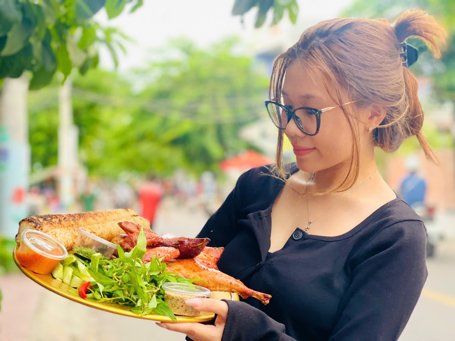 Thực khách thích thú với món ẩm thực truyền thống cơm lam, gà nướng. Ảnh: T.D 38b6c48ed1825adc0393.jpg