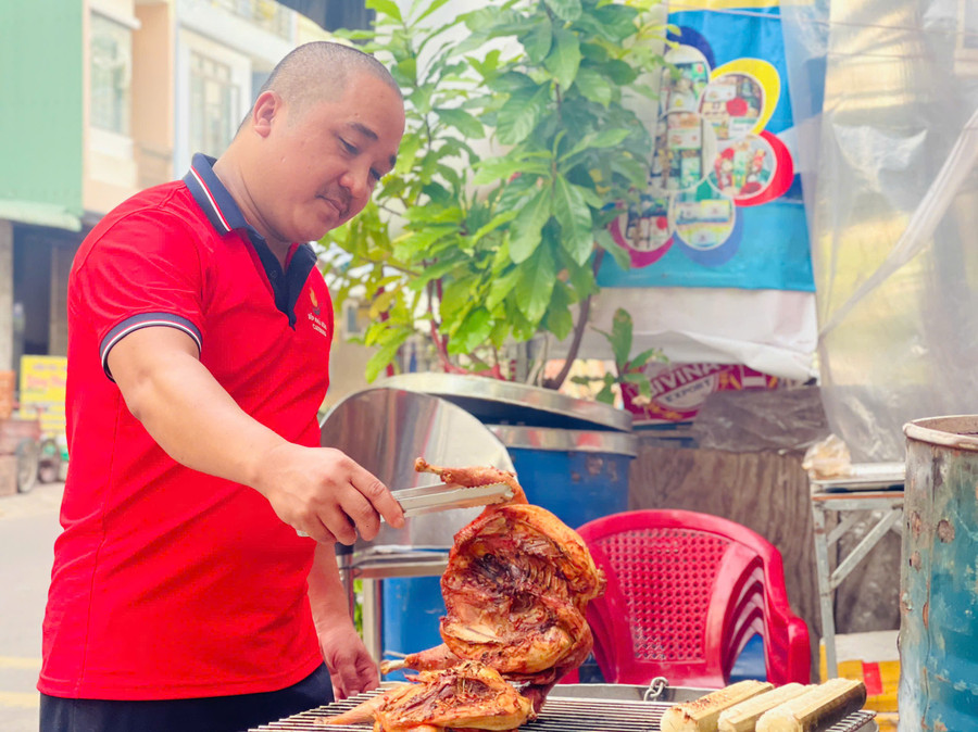 Anh Sỹ chọn nguyên liệu "chuẩn" từ vùng đất Tây Gia Lai mang về phố biển chế biến và phục vụ người dân, du khách gần xa. Ảnh: T.D 96ea5ede4bd2c08c99c3.jpg