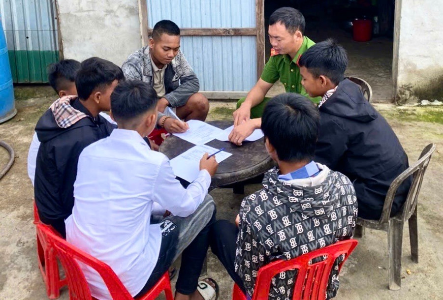 Công an xã Chư A Thai thường xuyên đến tận thôn, làng tuyên truyền, vận động thanh thiếu niên chấp hành nghiêm các quy định về an toàn giao thông. Ảnh: Minh Phương anh-3-cong-an-xa-chu-a-thai-thuong-xuyen-den-tan-thon-lang-tuyen-truyen-van-dong-thanh-thieu-nien-chap-hanh-nghiem-cac-quy-dinh-ve-an-toan-giao-thong-anh-minh-phuong.jpg