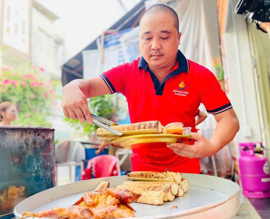 Anh Huỳnh Văn Sỹ đưa cơm lam, gà nướng về với phố biển, tạo ra những trải nghiệm mới lạ cho người dân và du khách thập phương. Ảnh: T.D b7603c4f2943a21dfb52.jpg