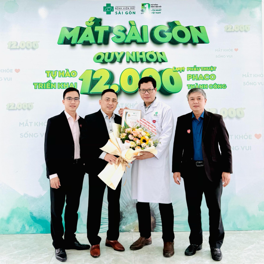 Bác sĩ CKII Hoàng Trung Kiên đại diện Tập đoàn Y khoa Sài Gòn trao chứng nhận vinh danh cho Ths.BS Nguyễn Ngọc Lai. Bác sĩ CKII Hoàng Trung Kiên đại diện Tập đoàn Y khoa Sài Gòn trao chứng nhận vinh danh cho Ths.BS Nguyễn Ngọc Lai.