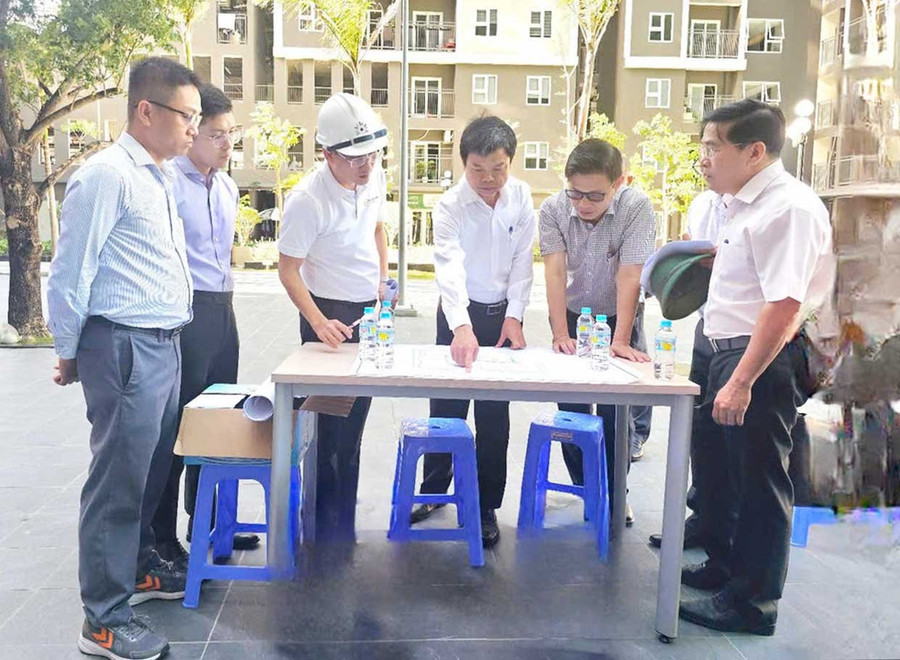 Phó Chủ tịch UBND tỉnh Nguyễn Hữu Quế (thứ 4 từ trái sang) kiểm tra hiện trường triển khai dự án nhà ở xã hội Lamer 2. Ảnh: H.T bg11-1.jpg