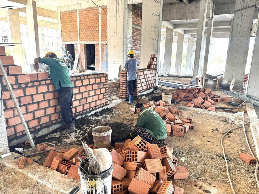 Dự án nhà ở xã hội Nhơn Phú 2 đang khẩn trương được hoàn thiện để bàn giao 357 căn CTA3, CTA4 vào cuối năm 2025. Ảnh: H.T bg11-2.jpg