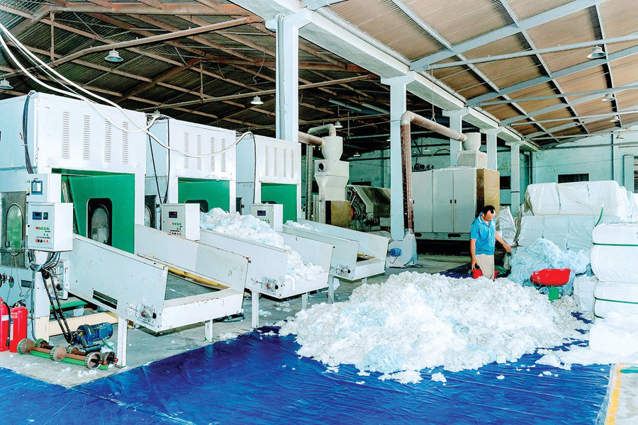 Dù mới thành lập nhưng Công ty Sản xuất bông gòn Bình Định đã khẳng định được thương hiệu. Trong ảnh: Công nhân Công ty vận hành dây chuyền máy ép bông gòn. Ảnh: Hải Yến bg14-1.jpg