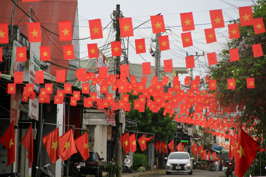 Tuyến phố Bà Triệu (Tổ dân phố 1-Phù Đổng, phường Pleiku) rực đỏ sắc cờ. Ảnh: Hoàng Hoài cd7c71aa76a5fdfba4b4.jpg