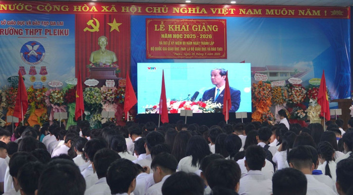 Thầy và trò Trường Trung học phổ thông Pleiku (phường Pleiku, tỉnh Gia Lai) chung nhịp khai giảng cùng cả nước.Ảnh: website nhà trường. Thầy và trò Trường Trung học phổ thông Pleiku (phường Pleiku, tỉnh Gia Lai) chung nhịp khai giảng cùng cả nước.Ảnh: website nhà trường. 3