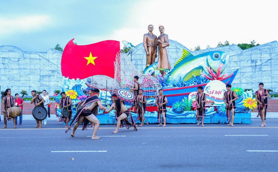 Thanh âm của cồng chiêng vang cả phố biển bao la. Ảnh: Nguyễn Dũng gen-h-bai-2.jpg