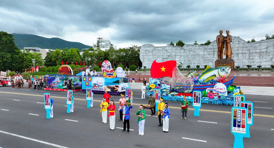 Những đoàn xe hoa lộng lẫy, sáng tạo gắn với cá ngừ đại dương, cà phê bazan. Ảnh: Nguyễn Dũng gen-h-bai-6.jpg
