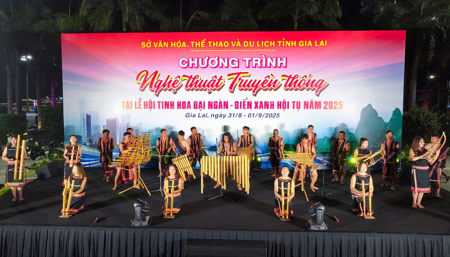 Tiết mục hòa tấu nhạc cụ truyền thống do đội cồng chiêng Pleiku biểu diễn. Ảnh: Nguyễn Dũng gen-h-dung.jpg