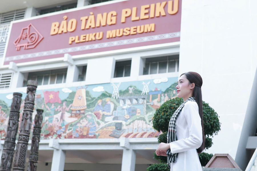 Bạn Thái Thị Như Ngọc (thôn 3, xã Biển Hồ) chụp ảnh lưu niệm tại bảo tàng Pleiku. Ảnh: Hoàng Hoài gen-h-hoai.jpg