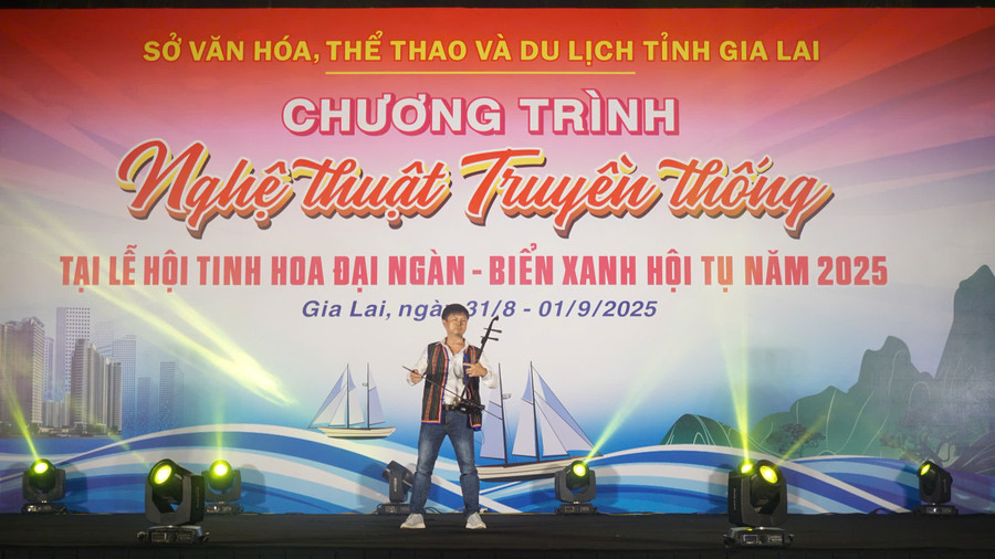 Độc tấu đàn nhị "Kể chuyện ngày mới" do nghệ sĩ Nguyễn Văn Tới biểu diễn. Ảnh: Kiều Vy gen-o-linh.jpg